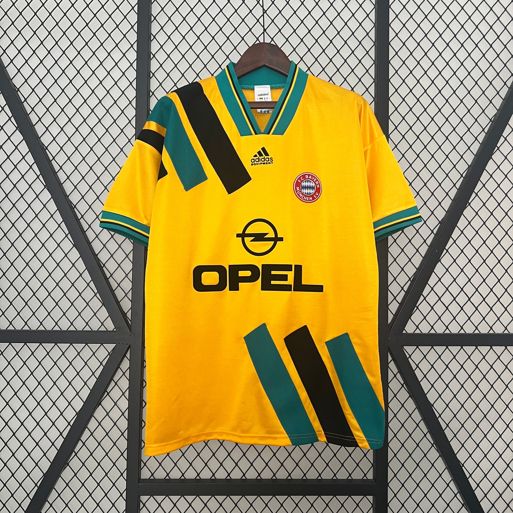 BAYERN MUNICH 93/95 VISITA